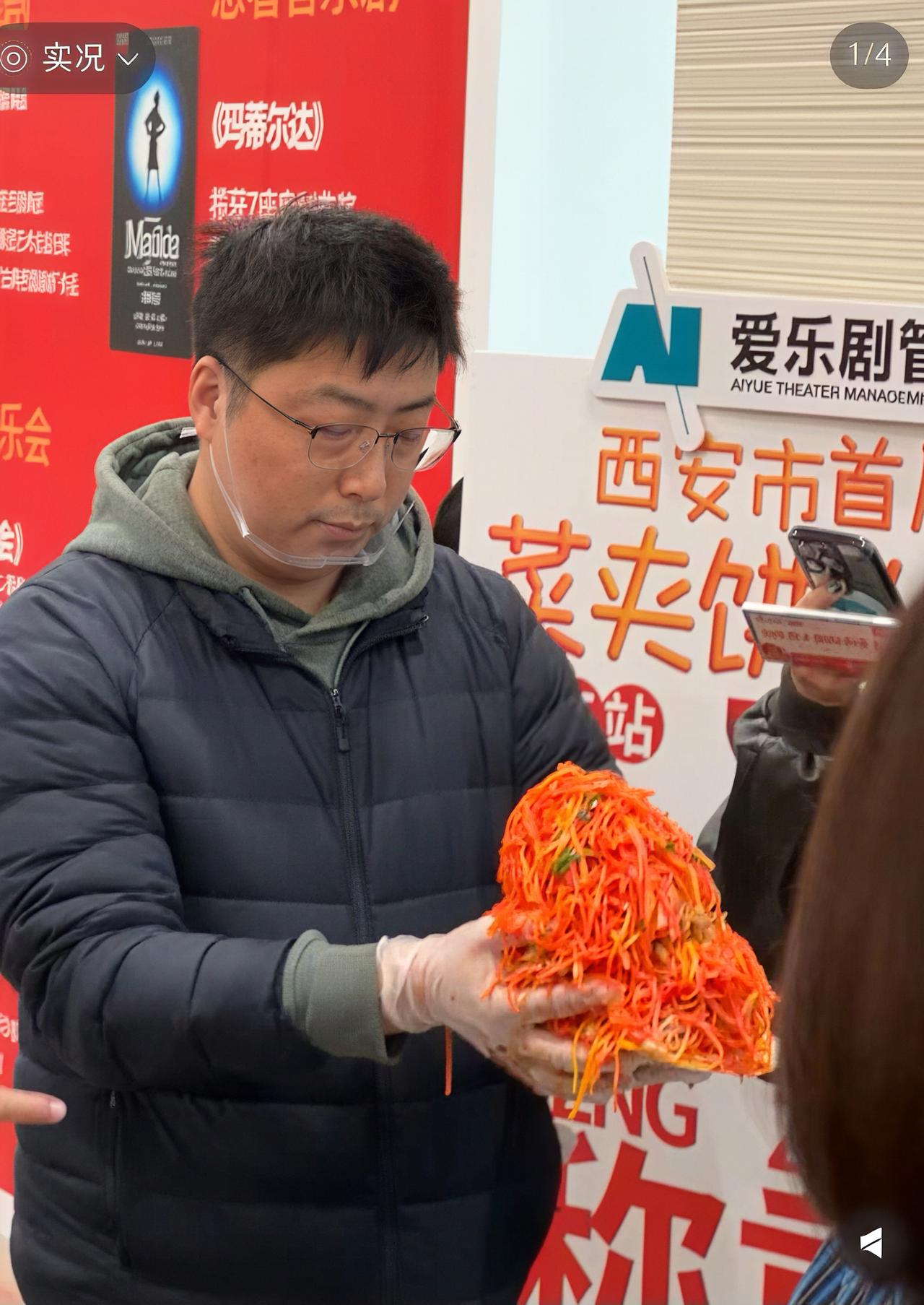 据说这是本届西安菜夹馍大赛的冠军选手，他足足加了3斤菜，而且手里的馍还没有散。。