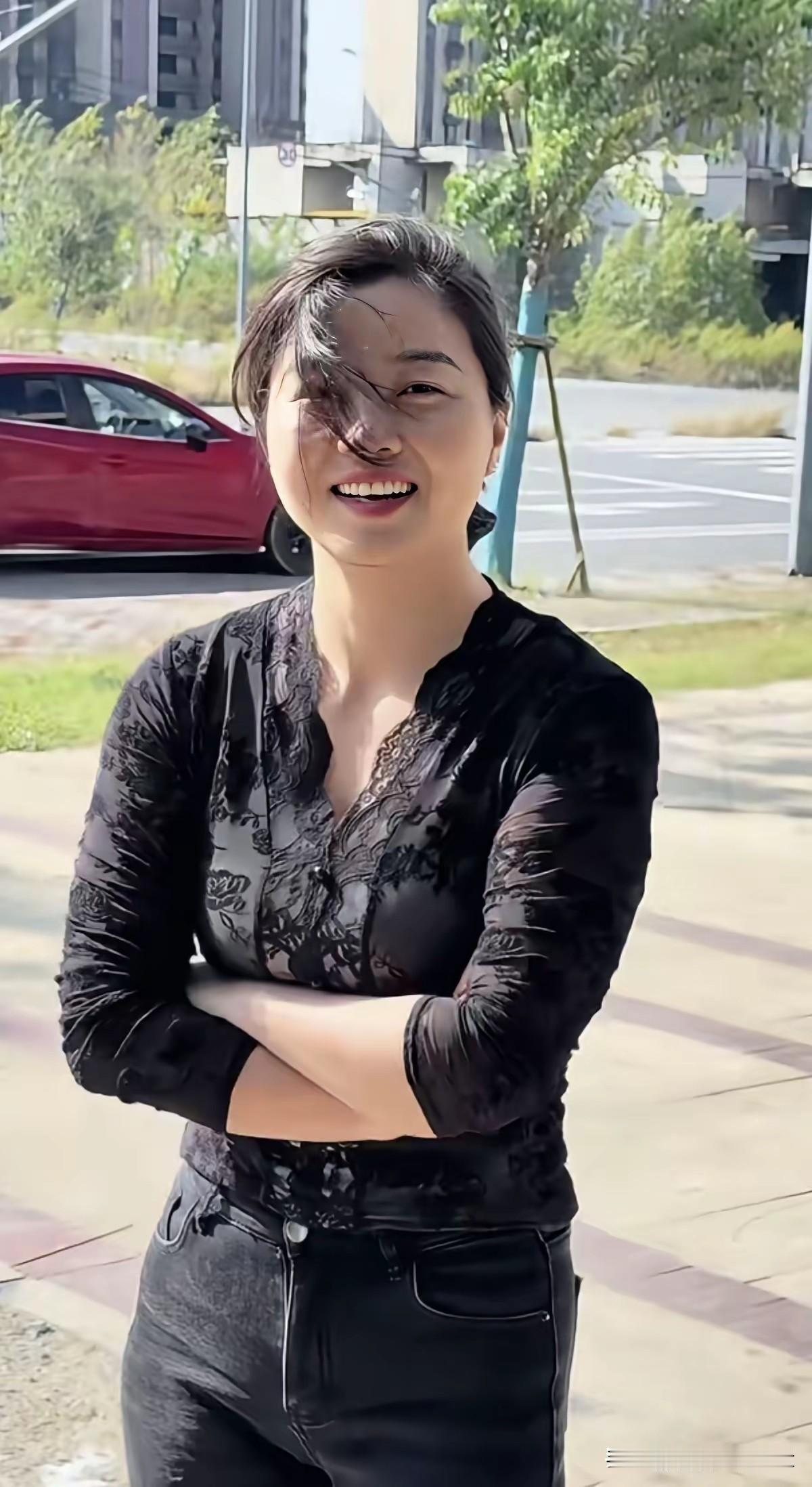 卜算子·晴日笑
 
清风拂鬓丝，朗日铺行道。
一笑从容漾暖意，心性天然好。
不逐
