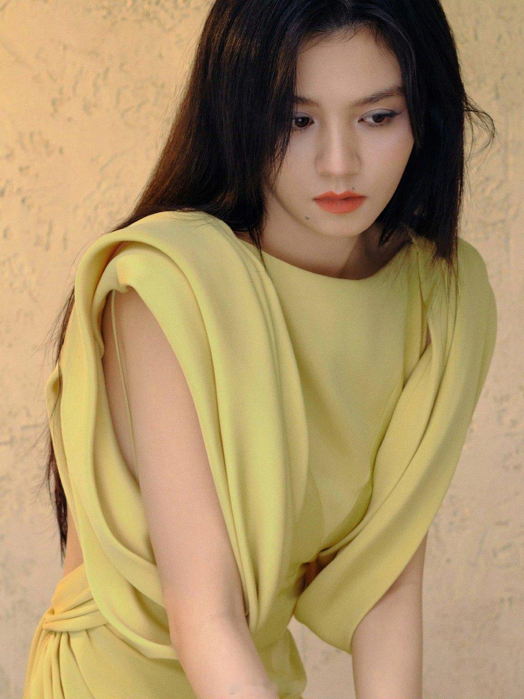 春夏把额头露出来大大方方的当发丝拂过耳际，光洁的额头大方展现，春夏以最利落的姿态