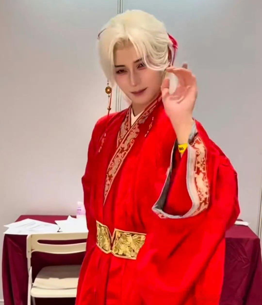 广州漫展被龚杨杰玩明白了逛漫展偶遇梗王龚杨杰 谁逛萤火虫漫展被龚杨杰圈粉！首次来