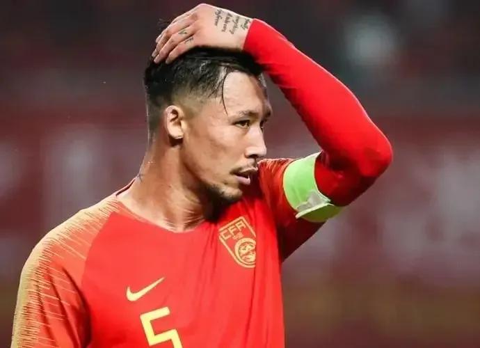 国足也进了俩球了，大有进步！其实懂球的看球的都明白国足本来是可以也能够赢了这场比
