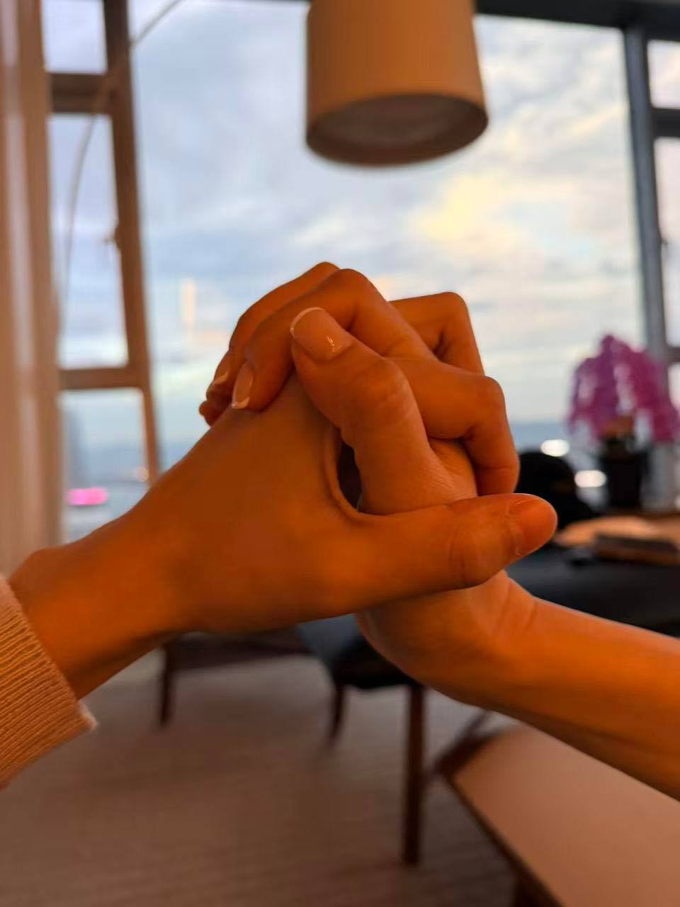 宣萱昨天在社交平台发了一张紧握双手的照片，虽然没有揭晓另一只手的主人，但已足以让