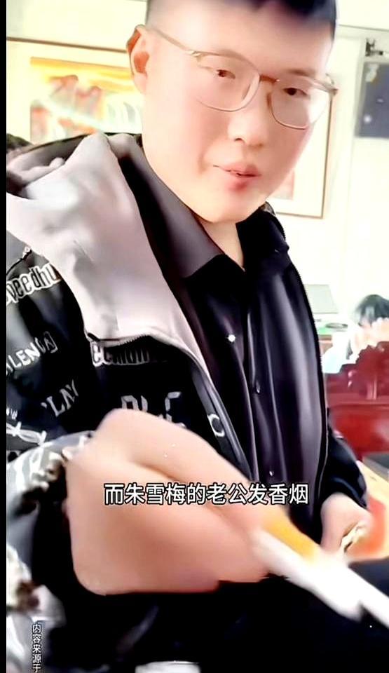 都等着看她230斤的笑话，看她婆家怎么嫌弃。结果回门宴上，她老公一个下蹲，全场鸦