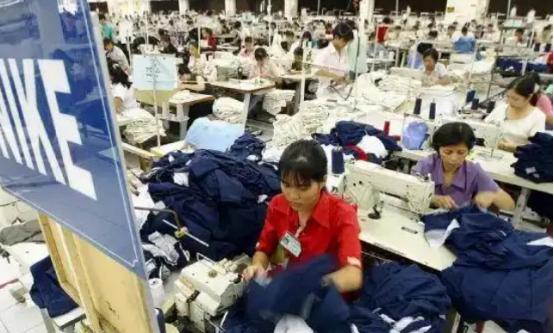 三星、东芝走了，把生产线搬去了越南。阿迪耐克也走了，将工厂搬到了越南，现在就连佳