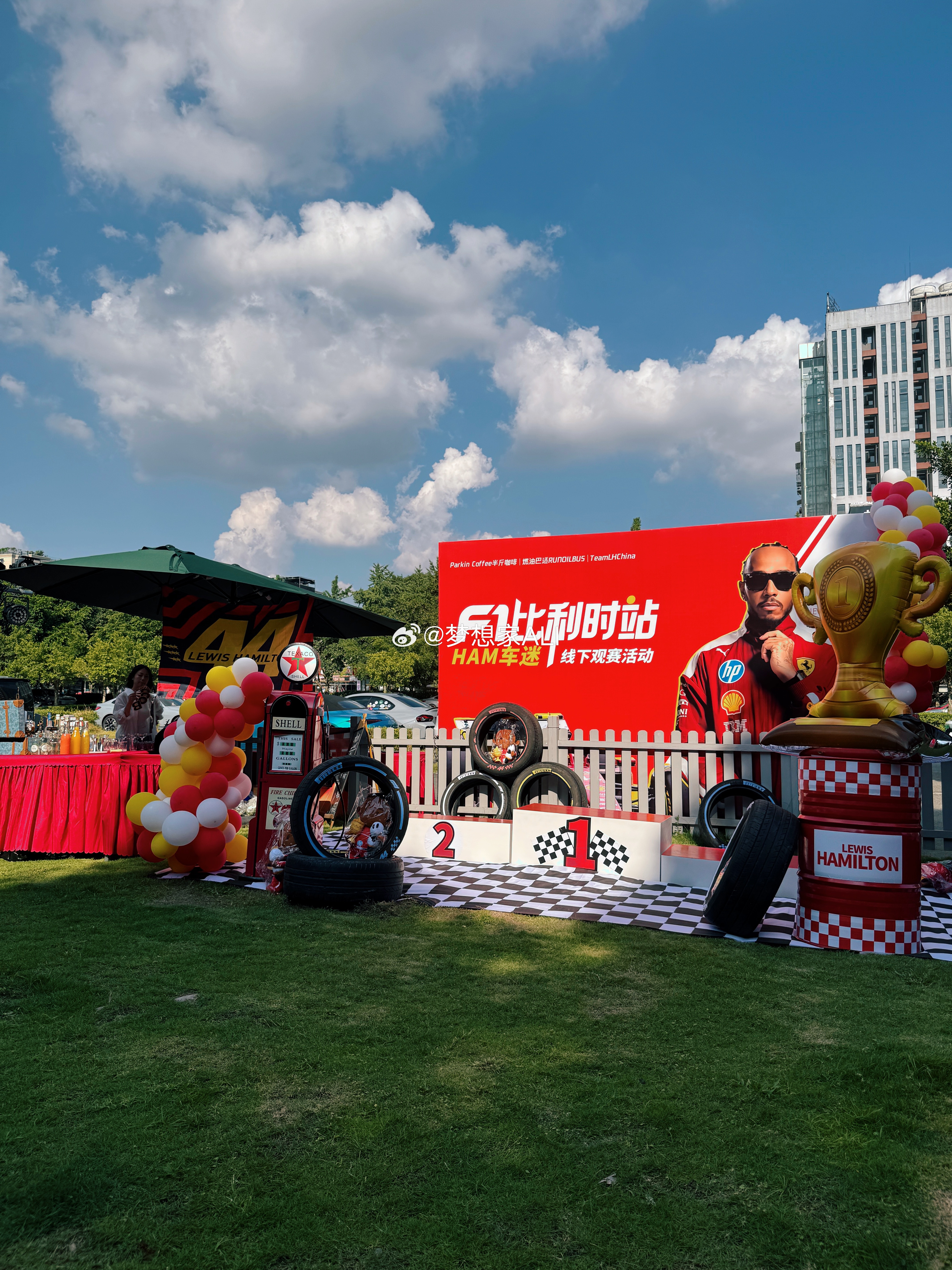在半斤咖啡厅看F1比利时站，现场太棒了❗️一会儿抽奖我要中了labubu我抽给大