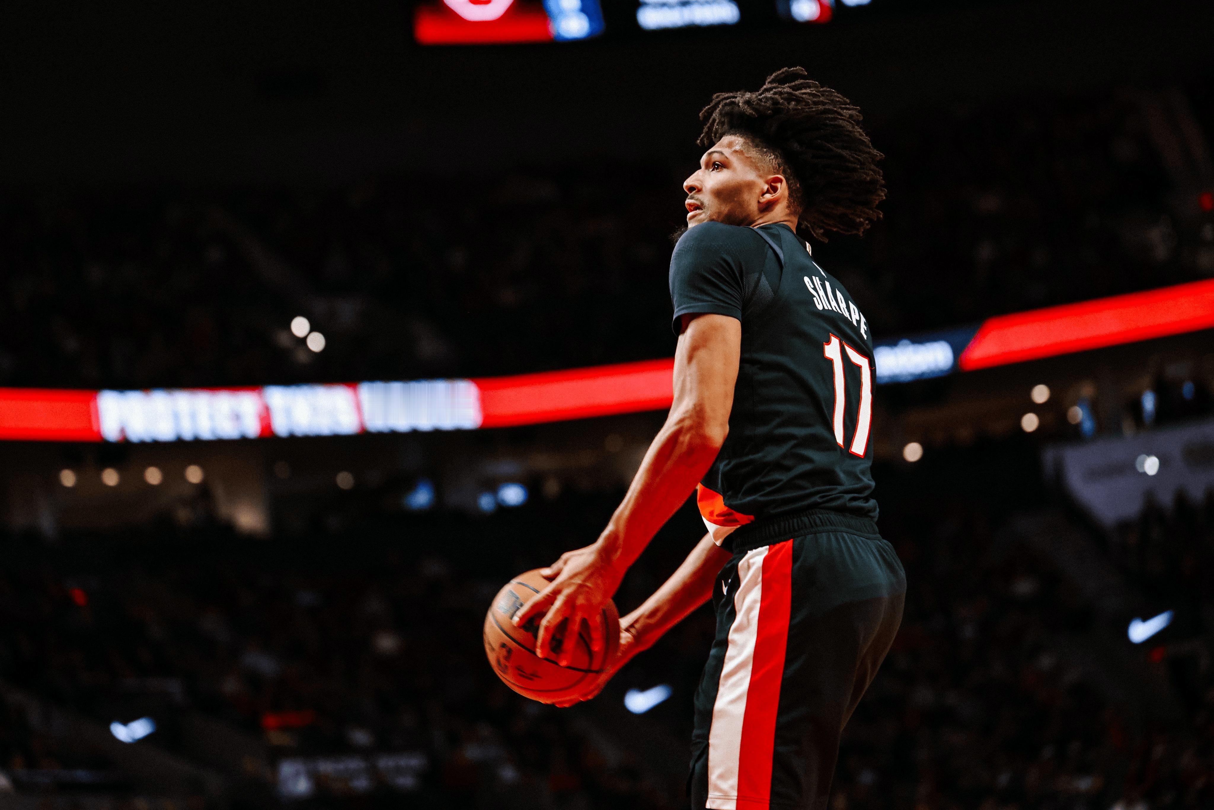 但是大风车的艺术没有止境！开拓者官方晒出夏普大风车灌篮瞬间！images via