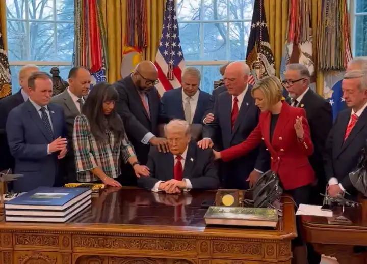 在4 月 19 日，黎巴嫩南部代布勒村，一名以色列士兵将村民院内的耶稣雕像倒扣在