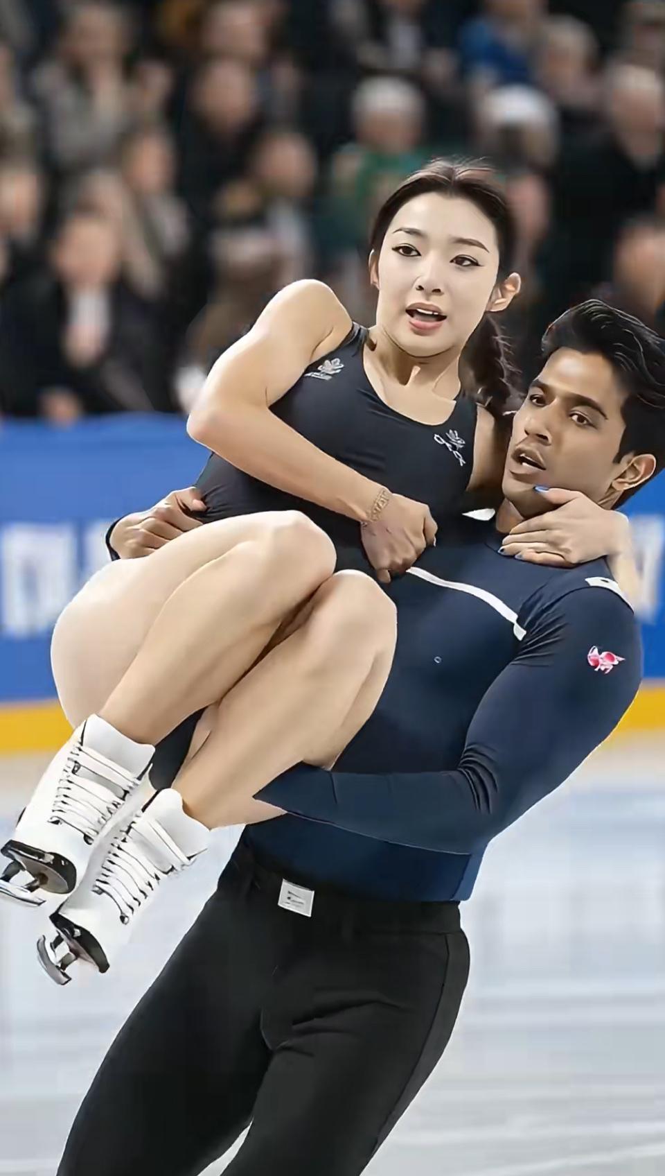 冰面之上，力量与默契织就最惊艳的弧线——当他稳稳将她托于臂弯，每一寸肢体的贴合都