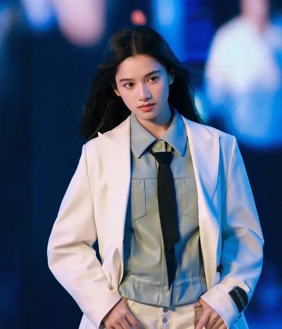 张婧仪这个造型像不像马可？
张婧仪这一套西装衬衣领带加上黑长直，英姿飒爽真拉风！