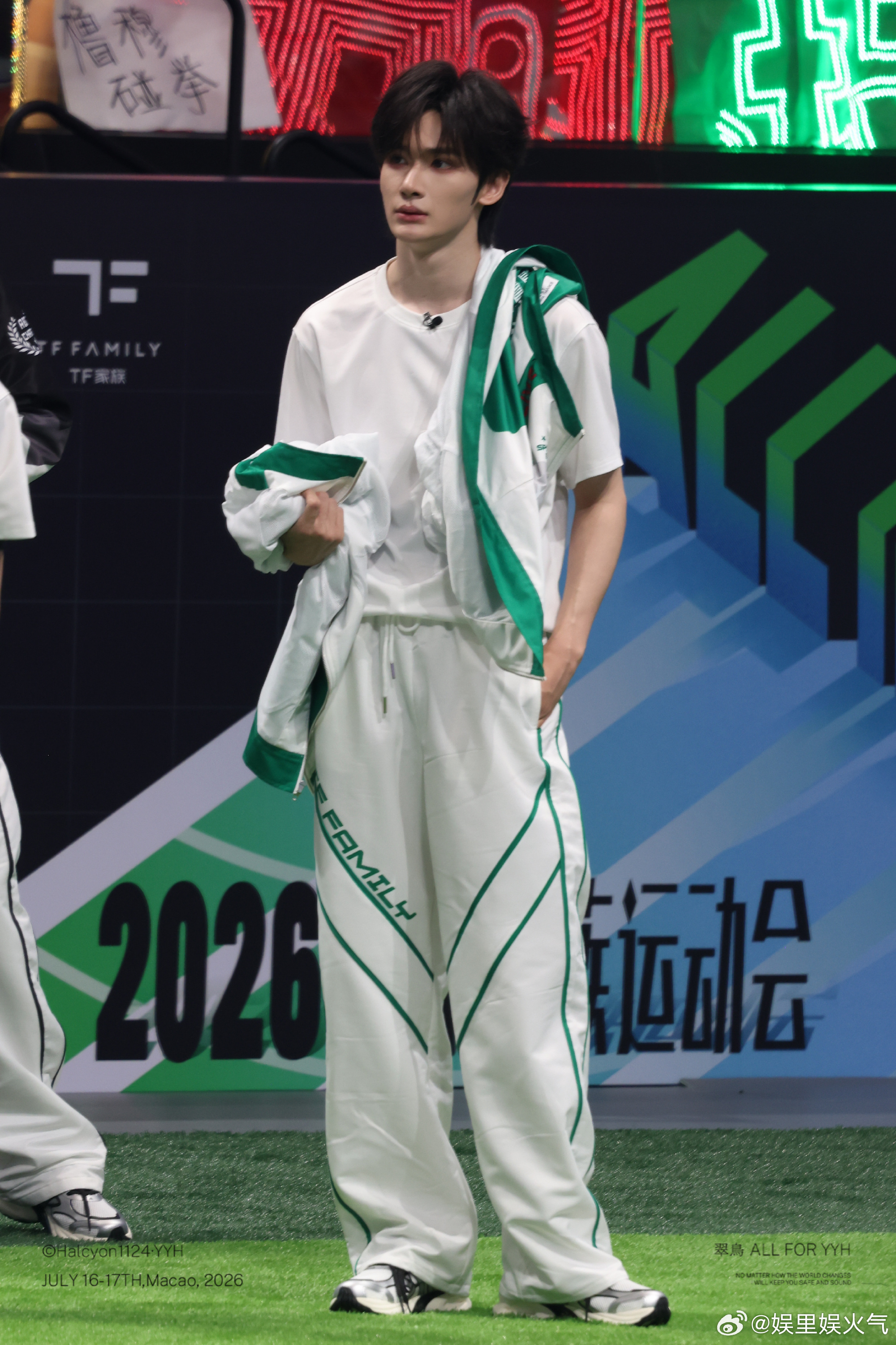 酵色青春品牌大使余宇涵内心踏实上进，外表清爽俊秀，面对拍摄认真投入，情绪表达细腻