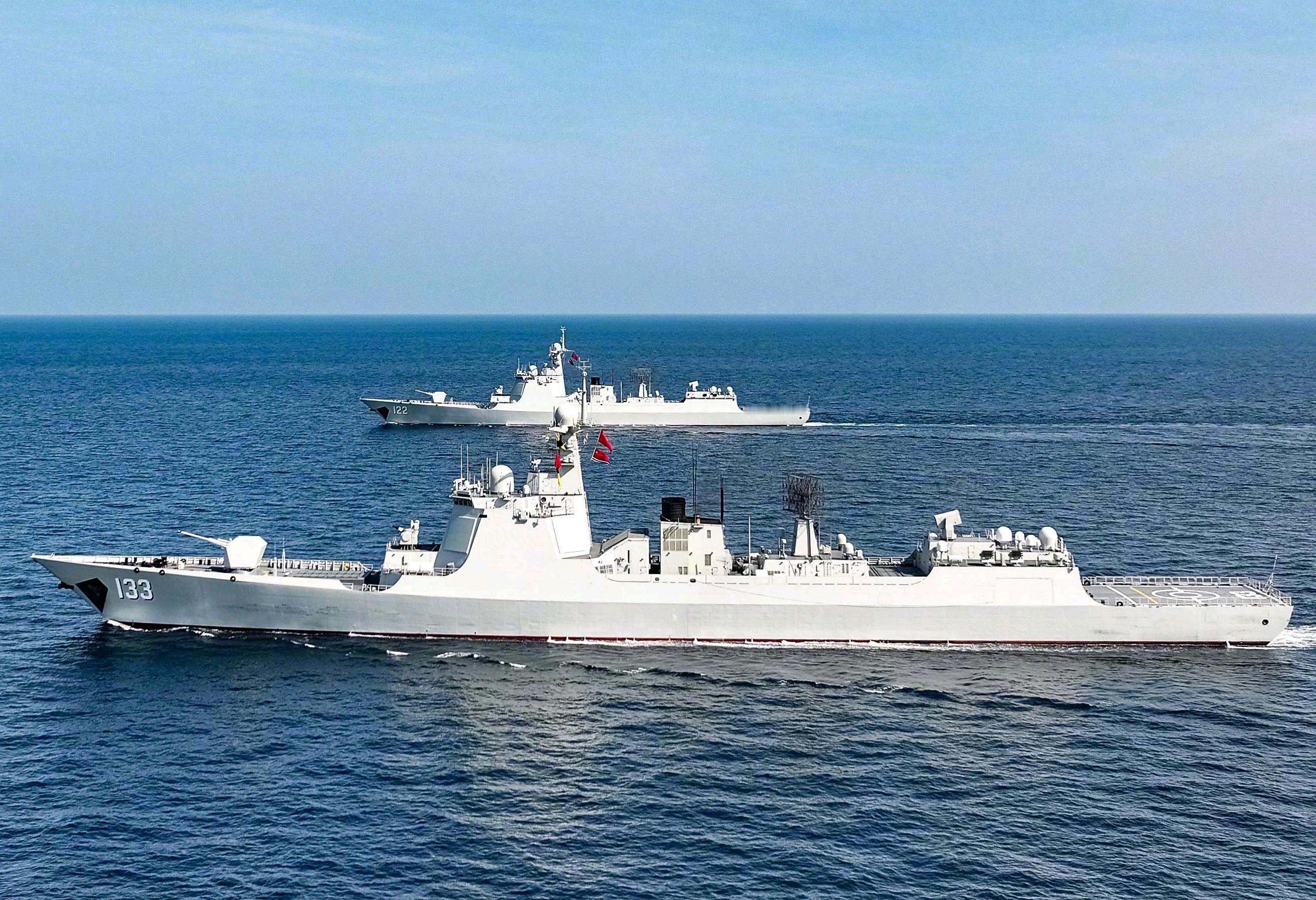 分航中的改进型052D唐山舰、包头舰你是第一次参加护航好巧，我也是[嘻嘻]烽火问