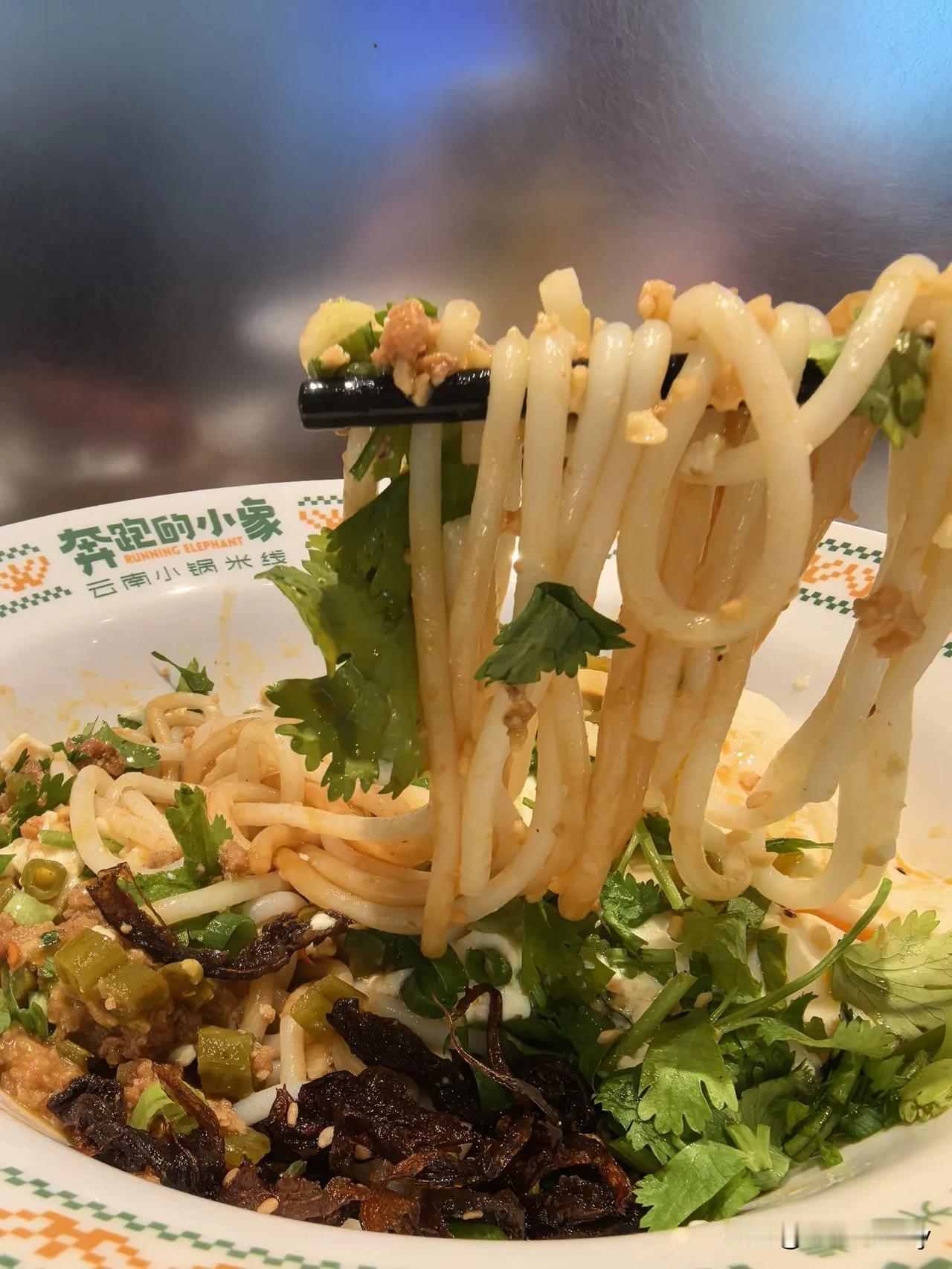 分享自己喜欢的美食，说“享受美食，也是爱自己，今天对自己好点”。