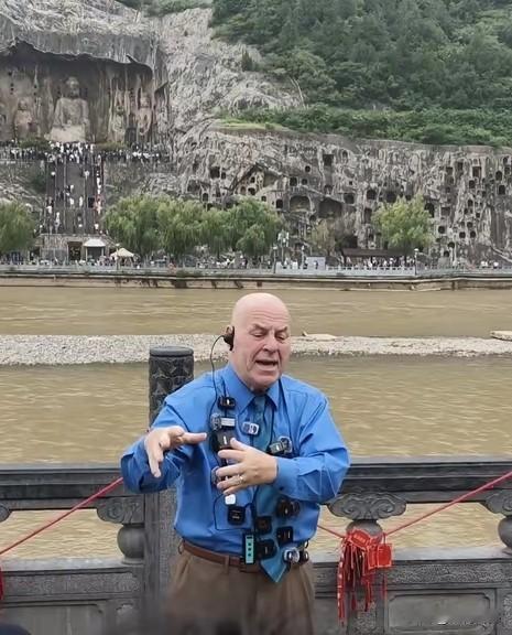 这老头身上挂满了麦克风，有个事没有搞明白，这么多麦克风挂在一起，互相之间不干扰吗