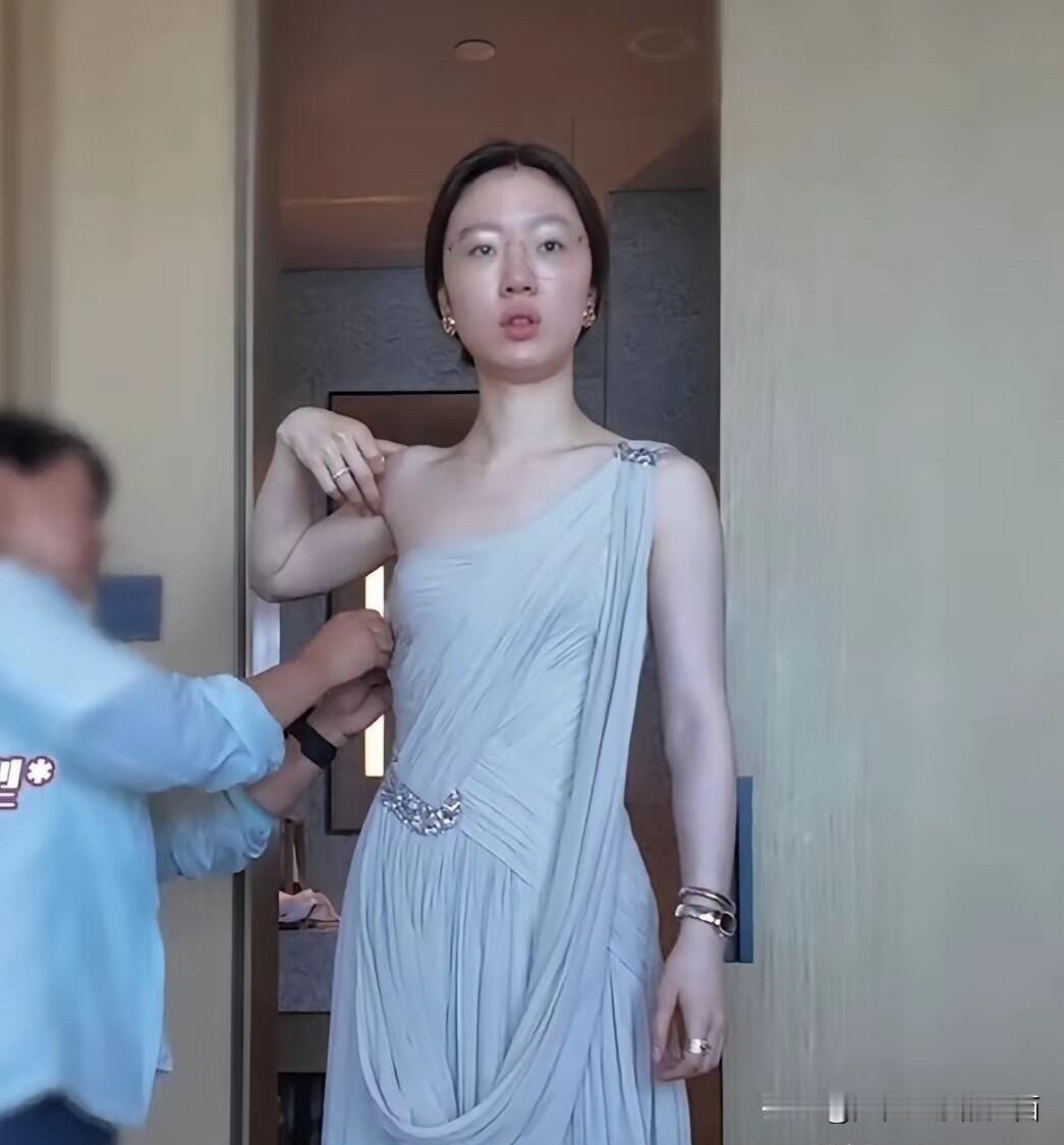 这是单依纯？不化妆都是普通人，一点都认不出来了。其实她的颜值真一般，不过她是实力