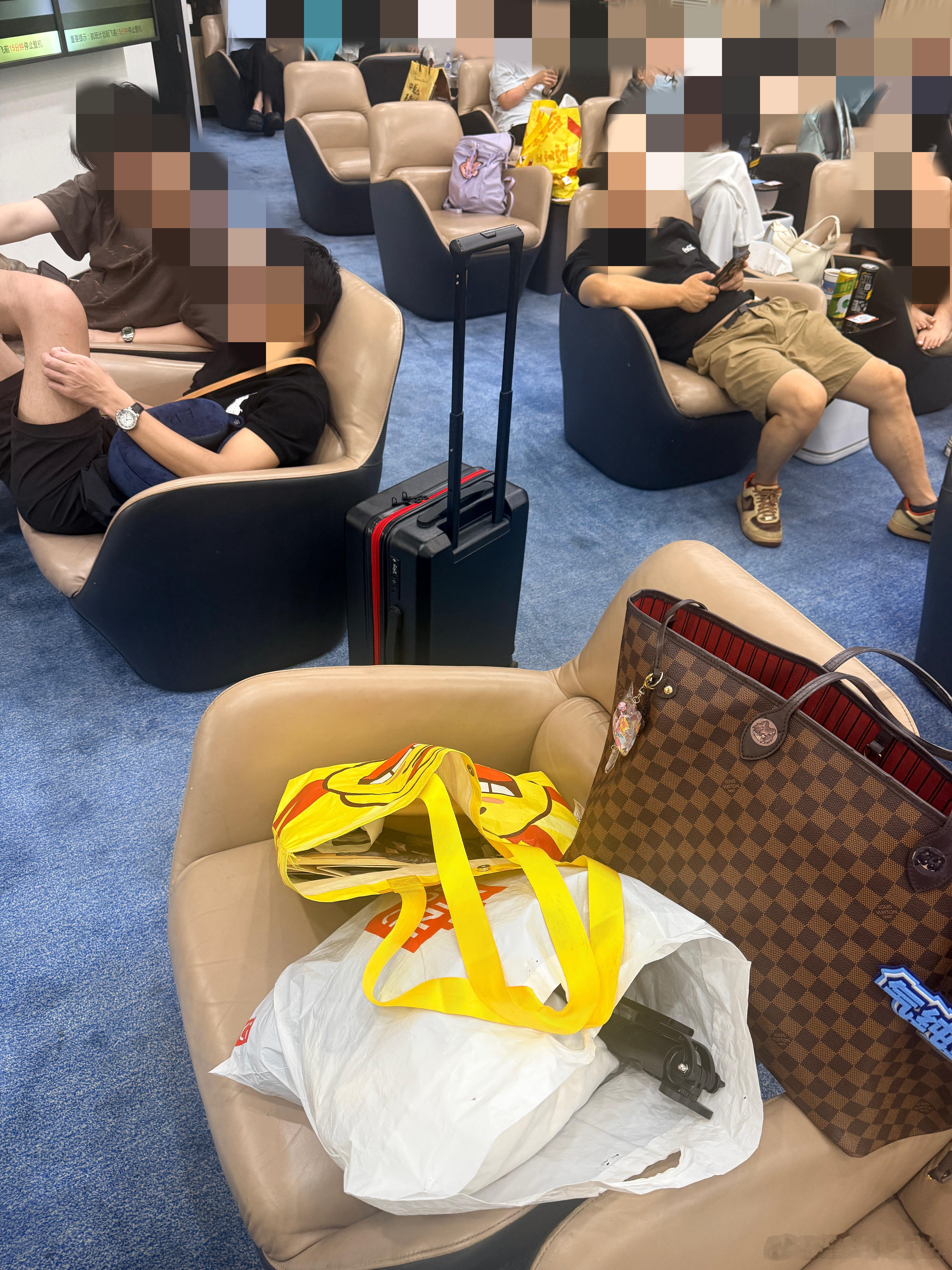 笑死我了哈哈哈哈哈哈哈一进休息室抬头就是熟悉的黄鸡大笑 ​​​