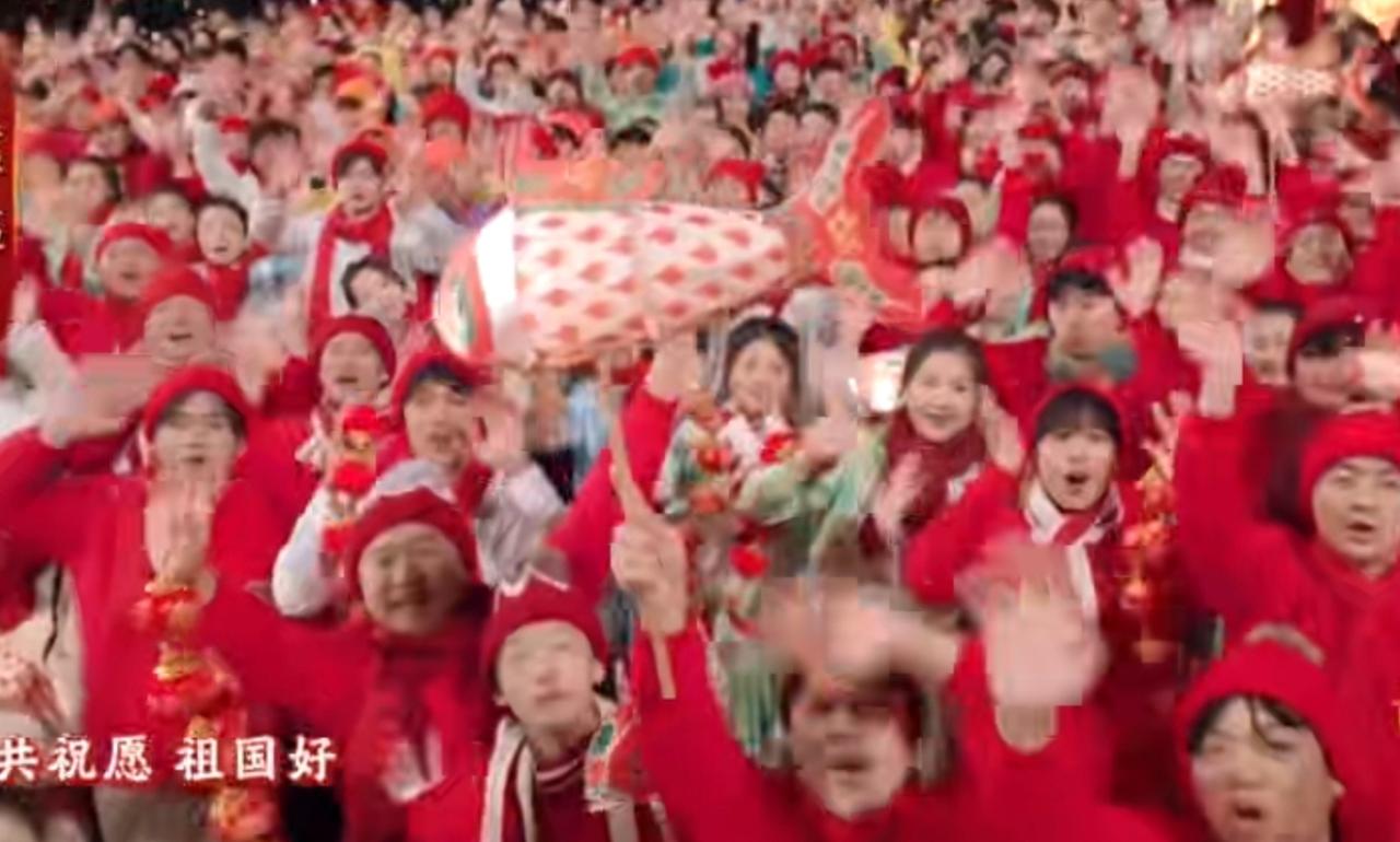 2026年总台春晚的暖意，藏在这一张张画面里。主会场的舞台流光溢彩，璀璨灯效勾勒