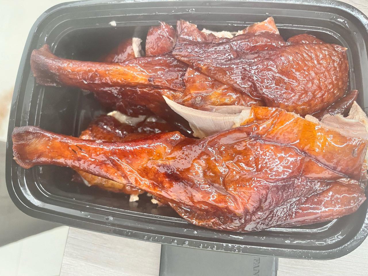 烤鹅腿真假之争落幕，人大食堂正品迎来春天，消费者信任损耗引反思
北大、清华门口火
