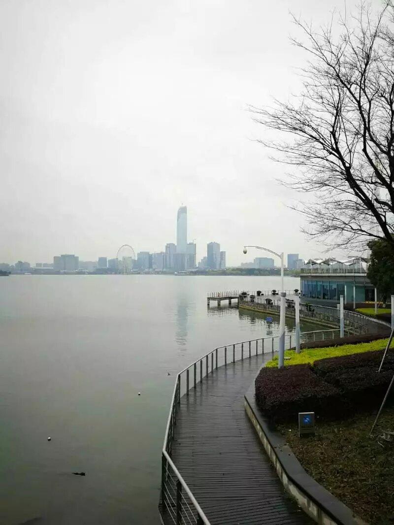 不要说话,用你们家乡话怎么说?
不要说话在我的家乡徐州有几种说法：1、别吱声（年