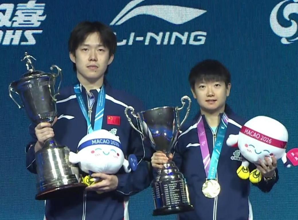 [中国赞]澳门世界杯颁奖礼上，王楚钦一直盯着孙颖莎的奖杯，突然冒出一句：“你的奖