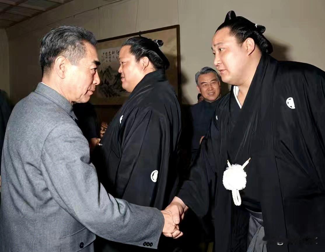 1973年，周总理接见日本相扑运动员1972年中日恢复邦交之后，中国方面便力邀日