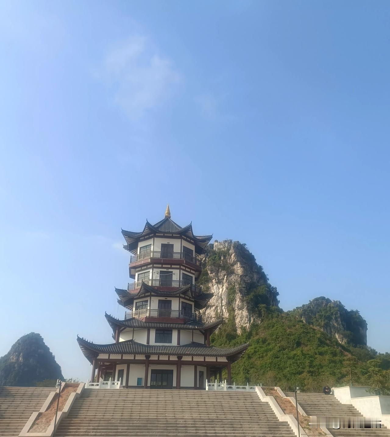 贵港南山风景区

贵港南山，原先称狮头山，公元989年（北宋时期）在此建寺，即南