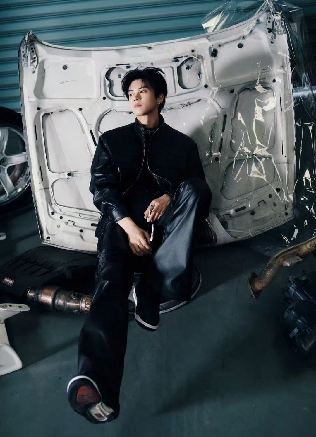 闫桉的腿像开了长腿特效 谁懂啊闫桉的腿真的离谱！往人群里一站，视线自动被他腿锁定