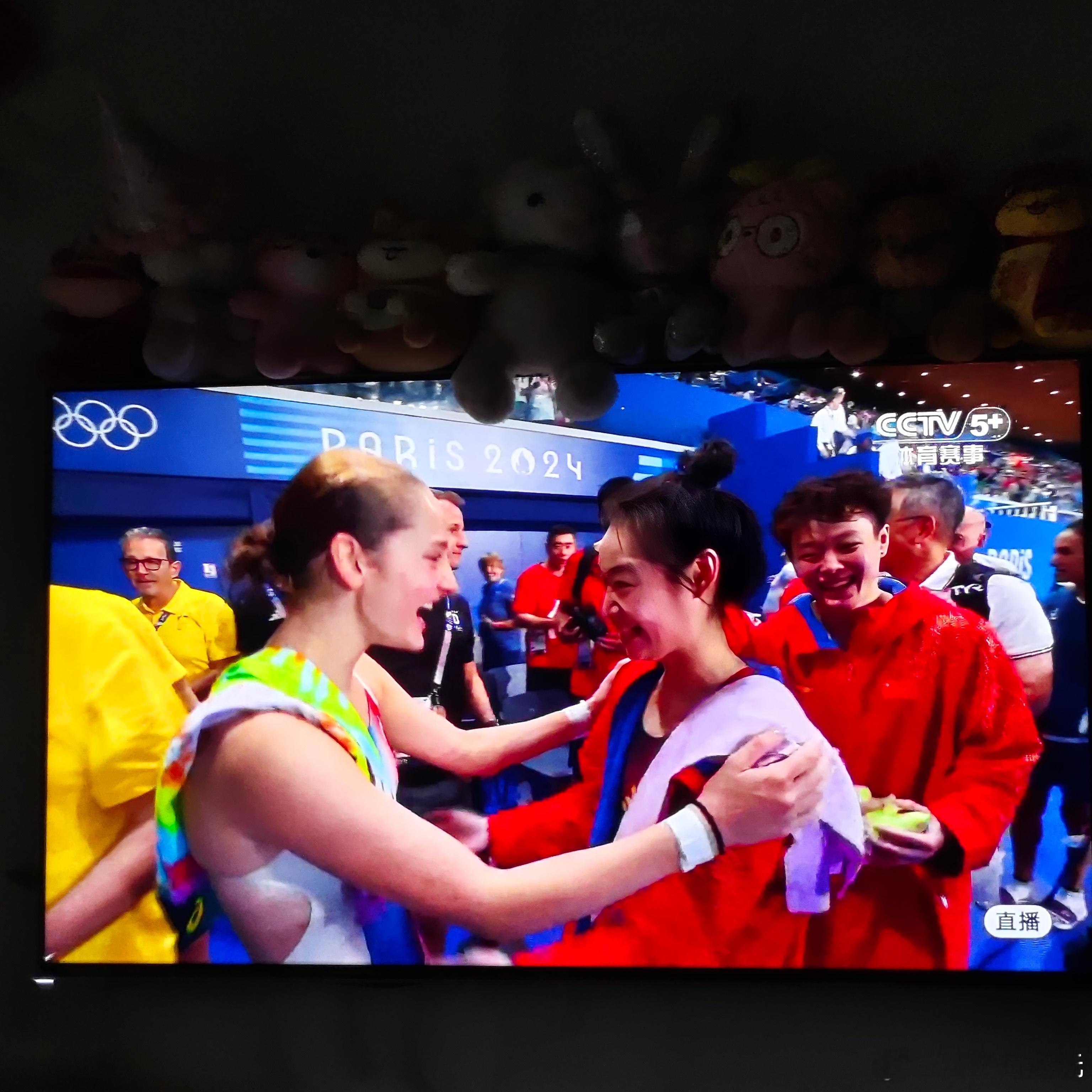 轻轻松松，#中国队跳水女双3米板金牌#以领先第二名23分的好成绩拿下冠军，为他们