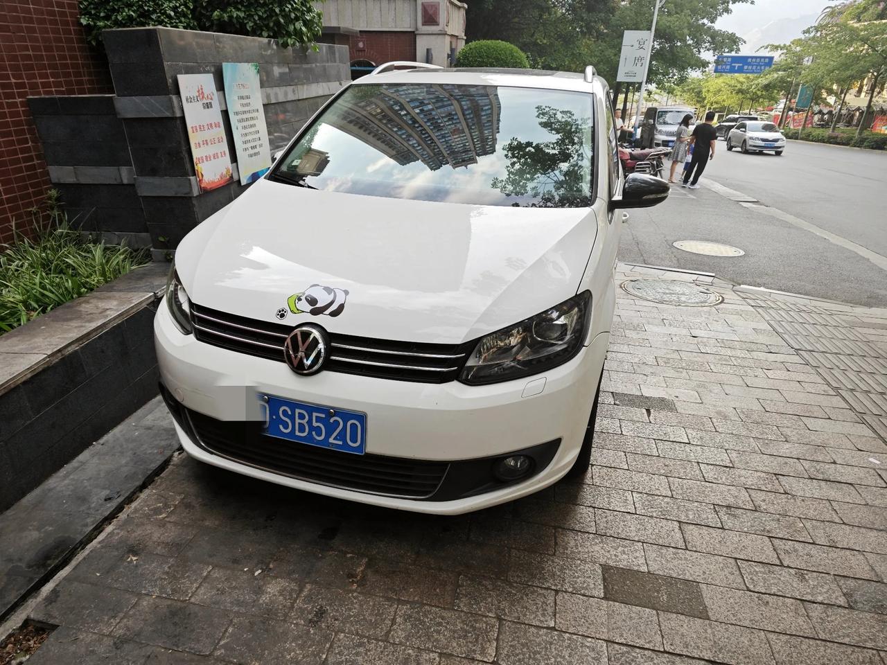 兄弟你的内心真的无限强大，这车牌你都能驾驭。#奇葩车牌#