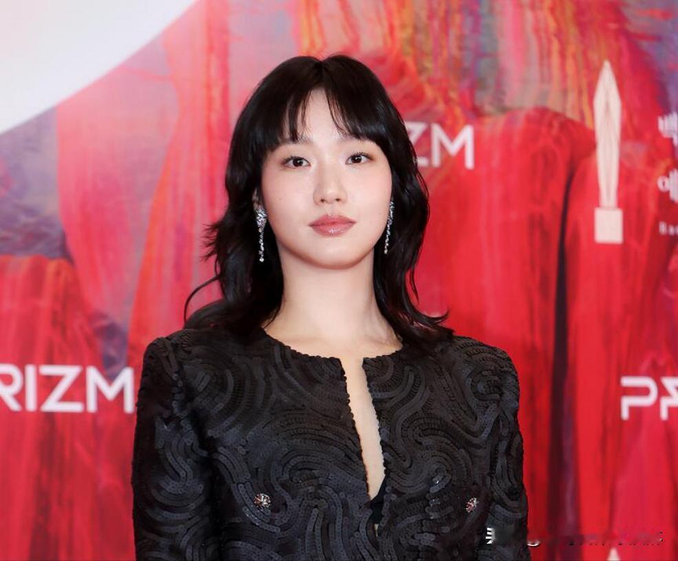 感觉这些年轻一代的演员一旦拿奖之后，后面的奖运就会越来越顺，她在破墓里也确实演得