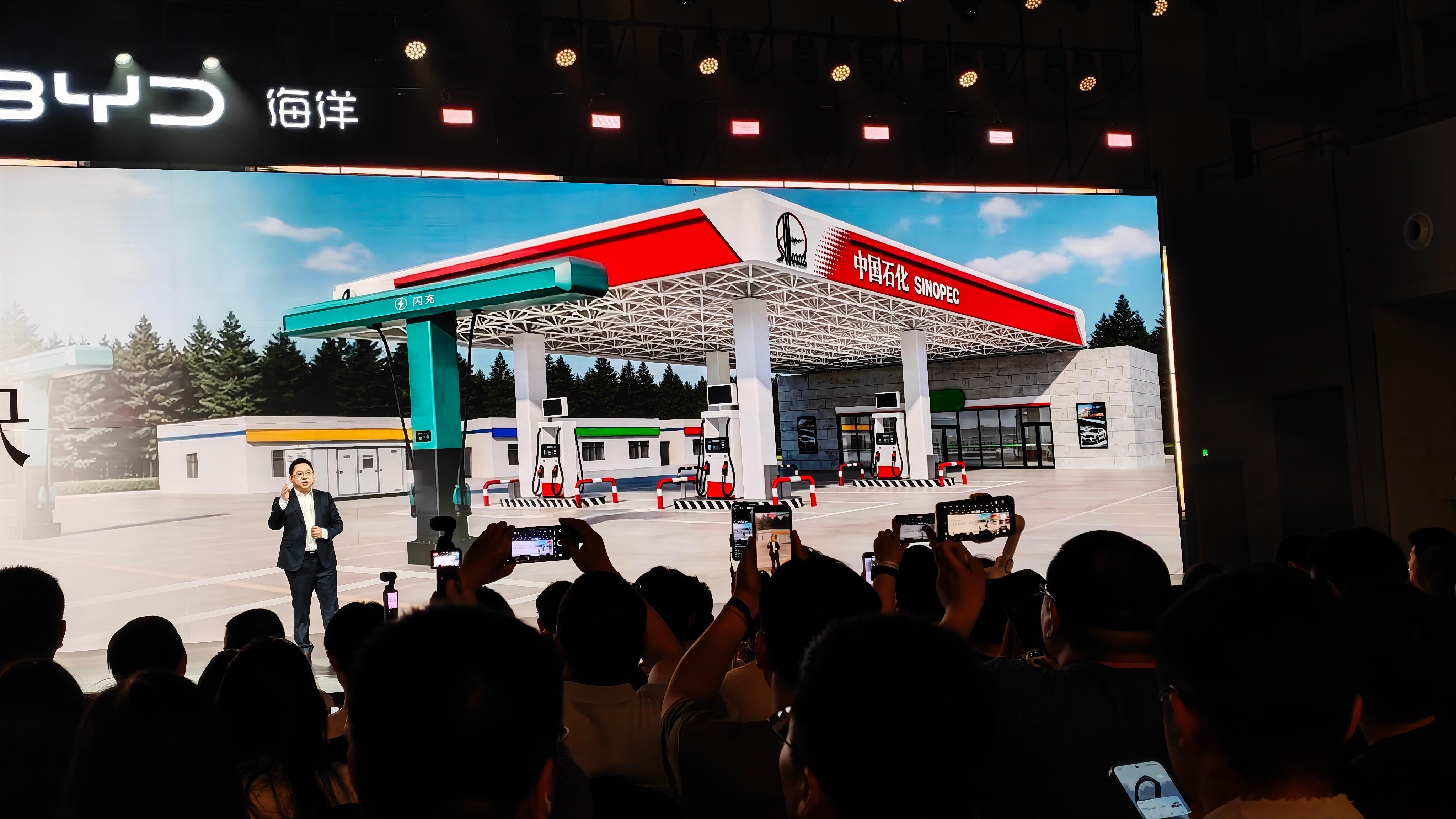从 3 月中旬闪充发布现在不到 4 个月闪充站建了 7000 多座年底的目标依旧