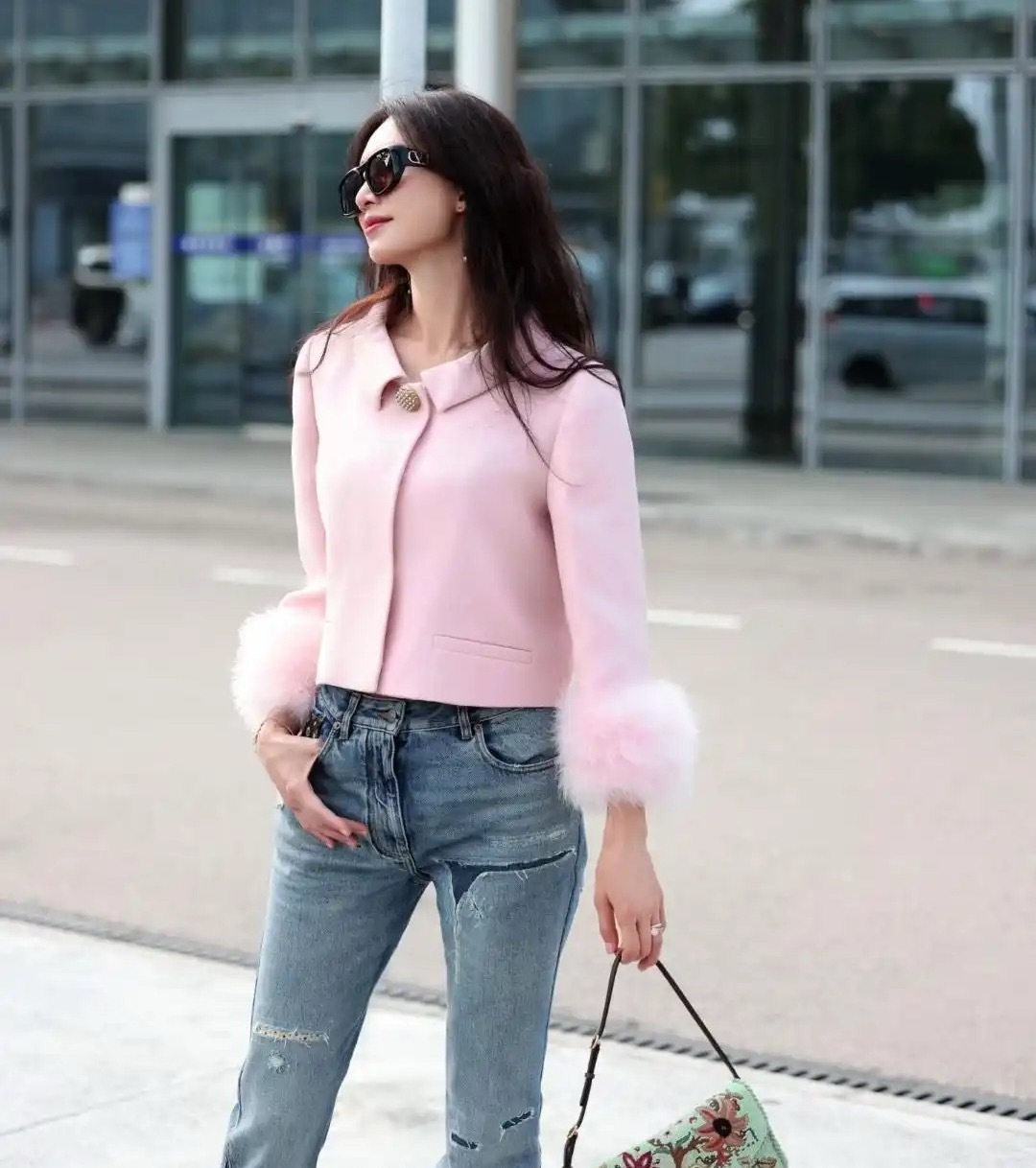 林志玲晒机场照！姐姐的身材好曼妙，小蛮腰上的马甲线若隐若现。 