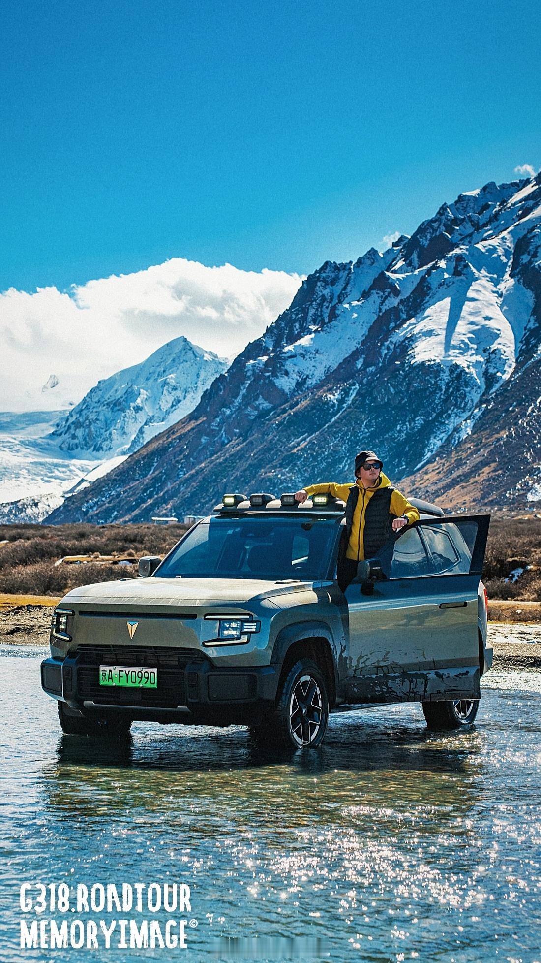 G317川藏北线自驾游，巍峨的雪山耸入云霄，山间云雾缭绕，仿佛置身于一个冰雪世界