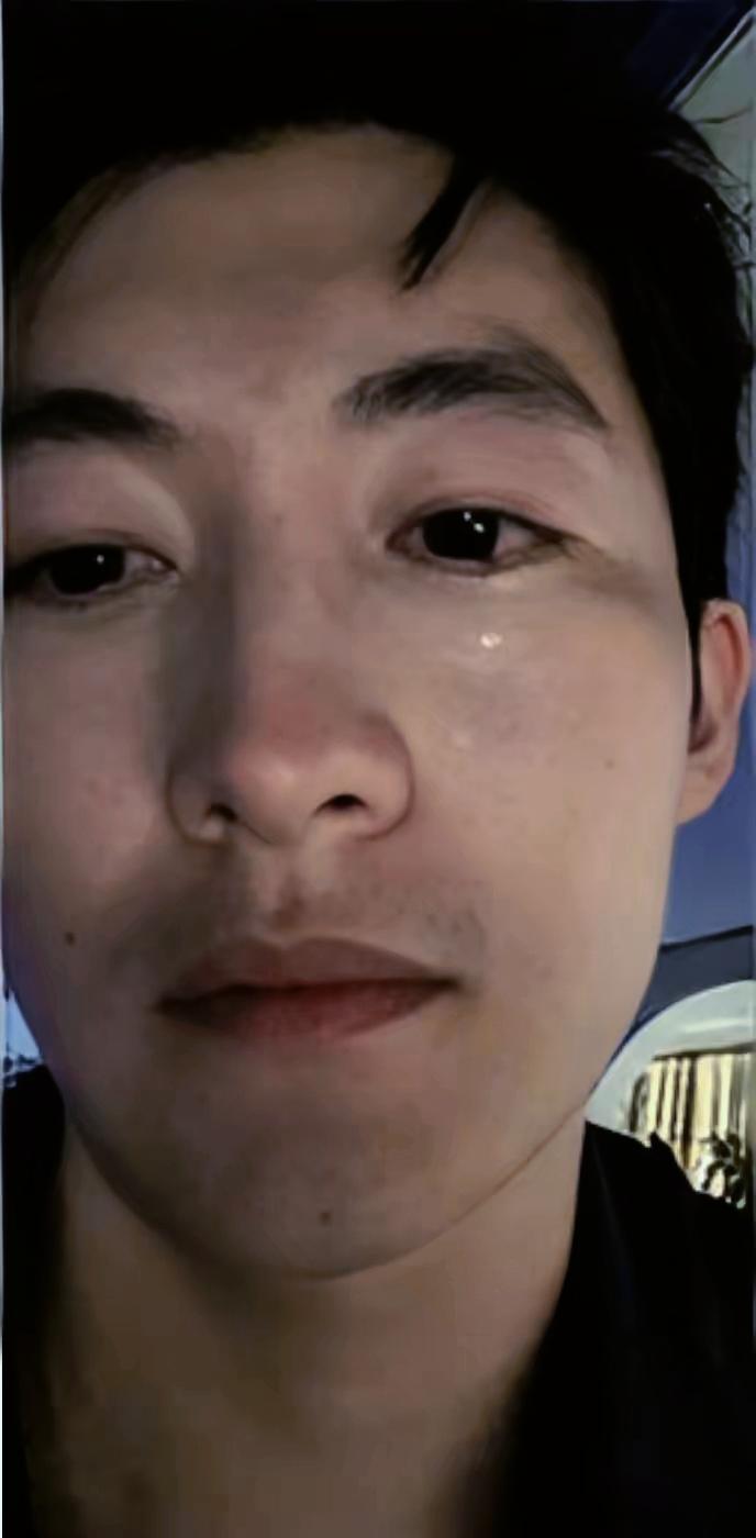 大连一男子打工一年攒下4万元血汗钱，满心欢喜带回家交给妻子，却被妻子冷冰冰吐槽“