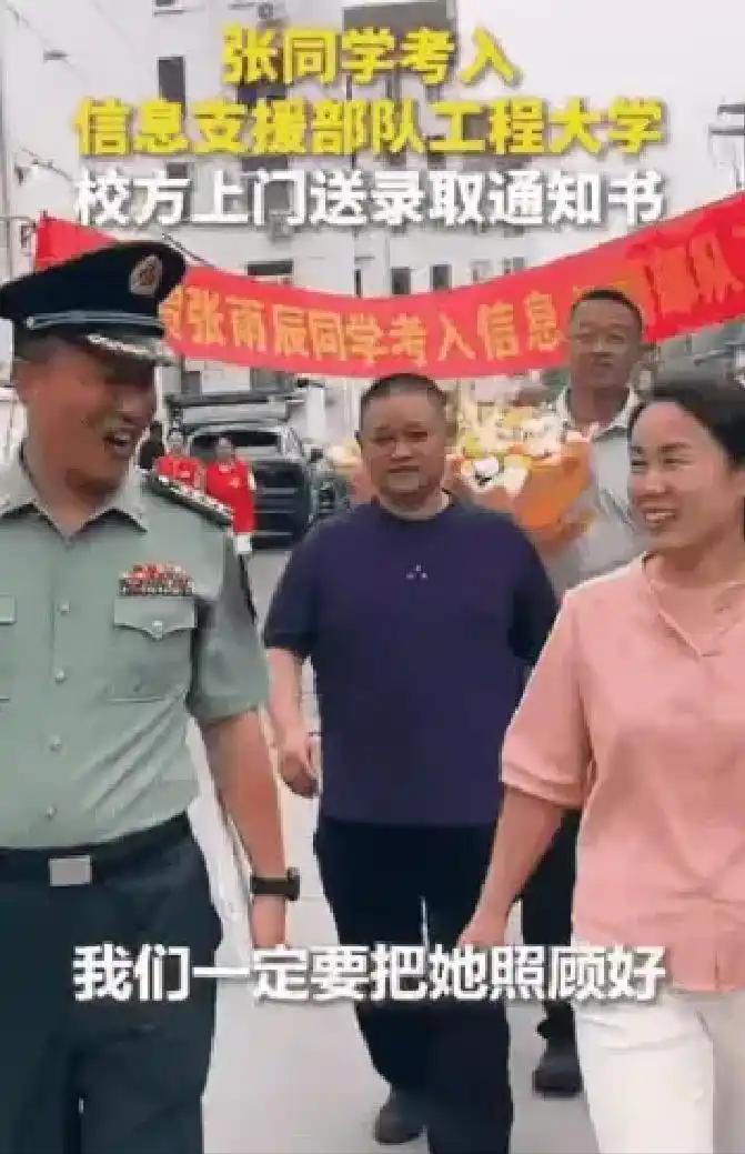 灶台上的饭菜还没出锅，楼下突然锣鼓齐鸣、热闹非凡，不少人还以为小区里有人办喜事。