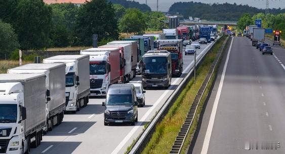 快看！国际时政头条消息！
约5千辆立陶宛卡车滞留在白俄罗斯边境：已知信息
BNS