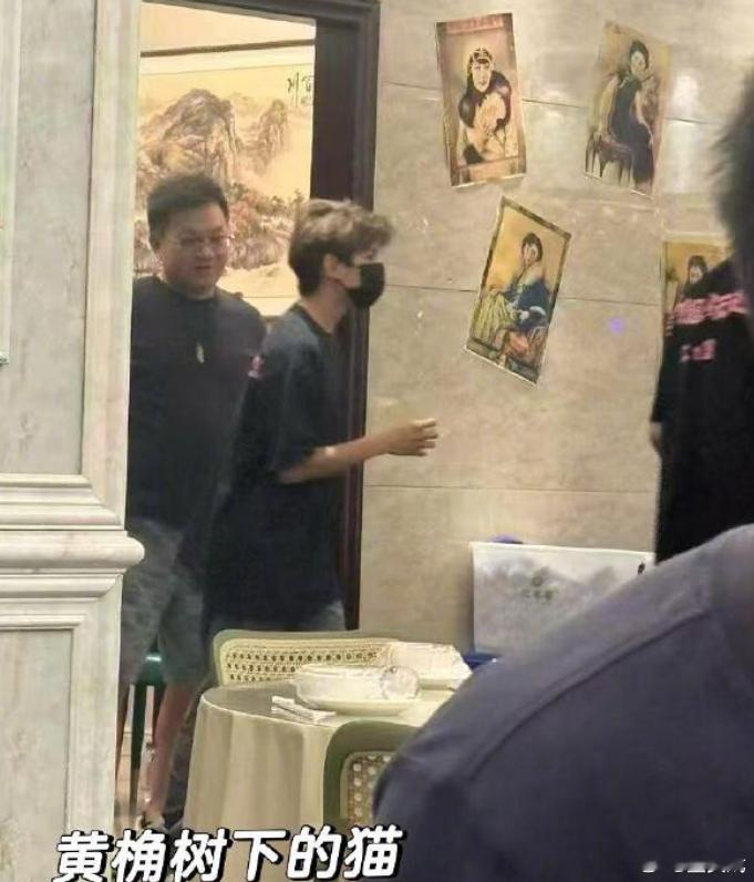 网友偶遇王源吃海鲜 网友在厦门偶遇王源吃海鲜。 ​​​