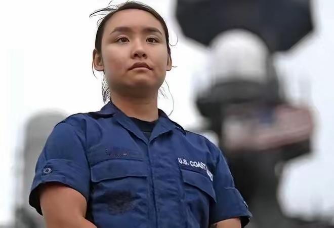 7年前，华人女兵郑浩儿在美舰上，用中文警告中国海军，后来怎么样了？

郑浩儿这名