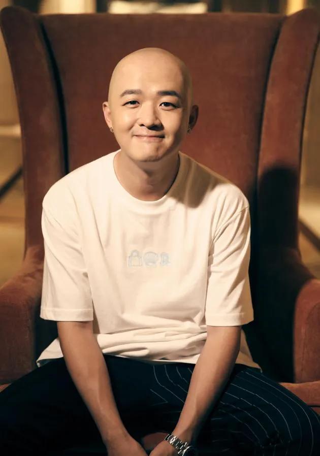演员，包贝尔：当初是我老婆追的我，当时有一个朋友过生日，在KTV，我正在抽烟，她