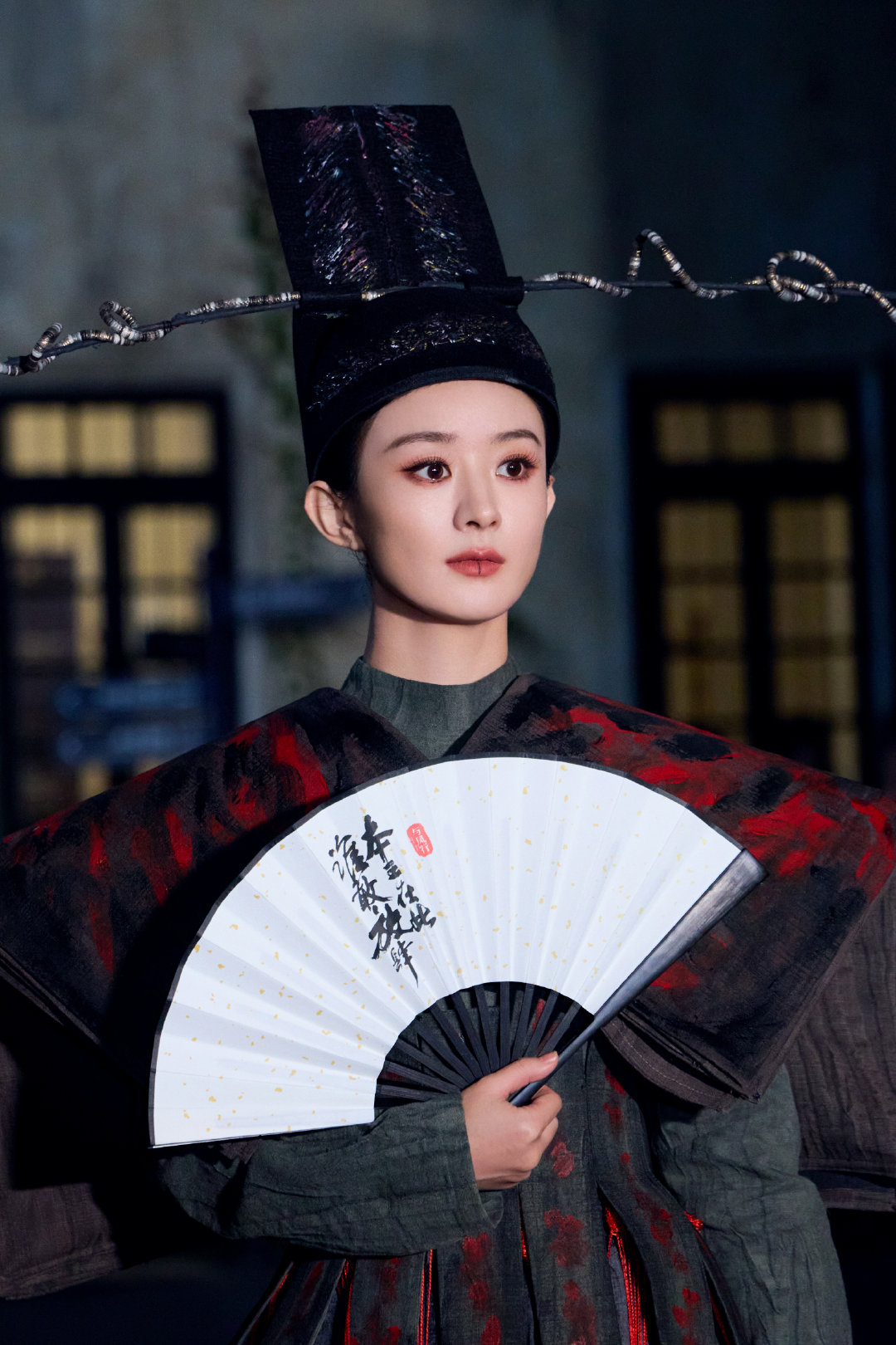 #赵丽颖红黑配色坎肩# 赵丽颖在《开始推理吧》的这套红黑配色的造型好好看啊[送花