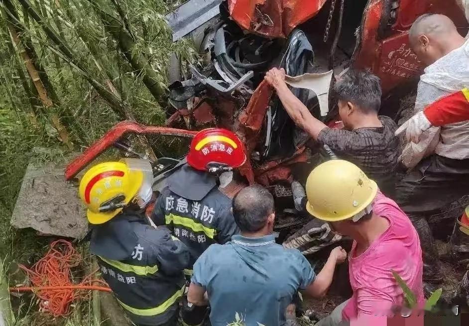 他们灭完了火，却没能回到家
2月19日16时许，湖南省新化县炉观镇。
一场火灾刚
