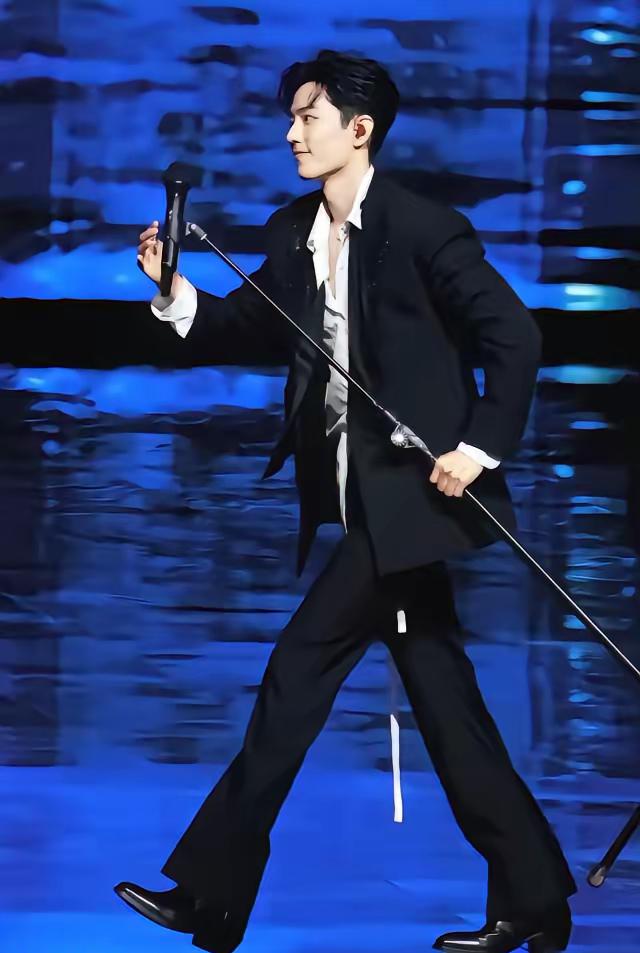 昨晚肖战唱完歌，90度鞠躬后顺手拎着立麦就下台了——这一下，真的比高音还戳人！
