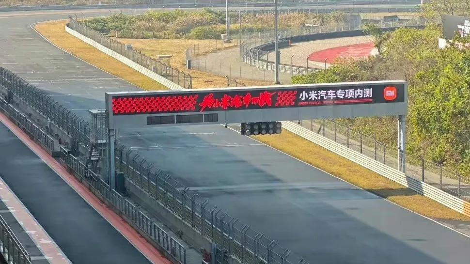 小米汽车去刷赛道圈速，澎湃OS又要开体验沟通会[奸笑]
其实目前的澎湃OS还不是
