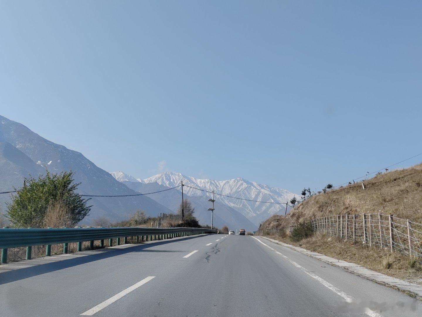 路上看青海的雪山  ​​​