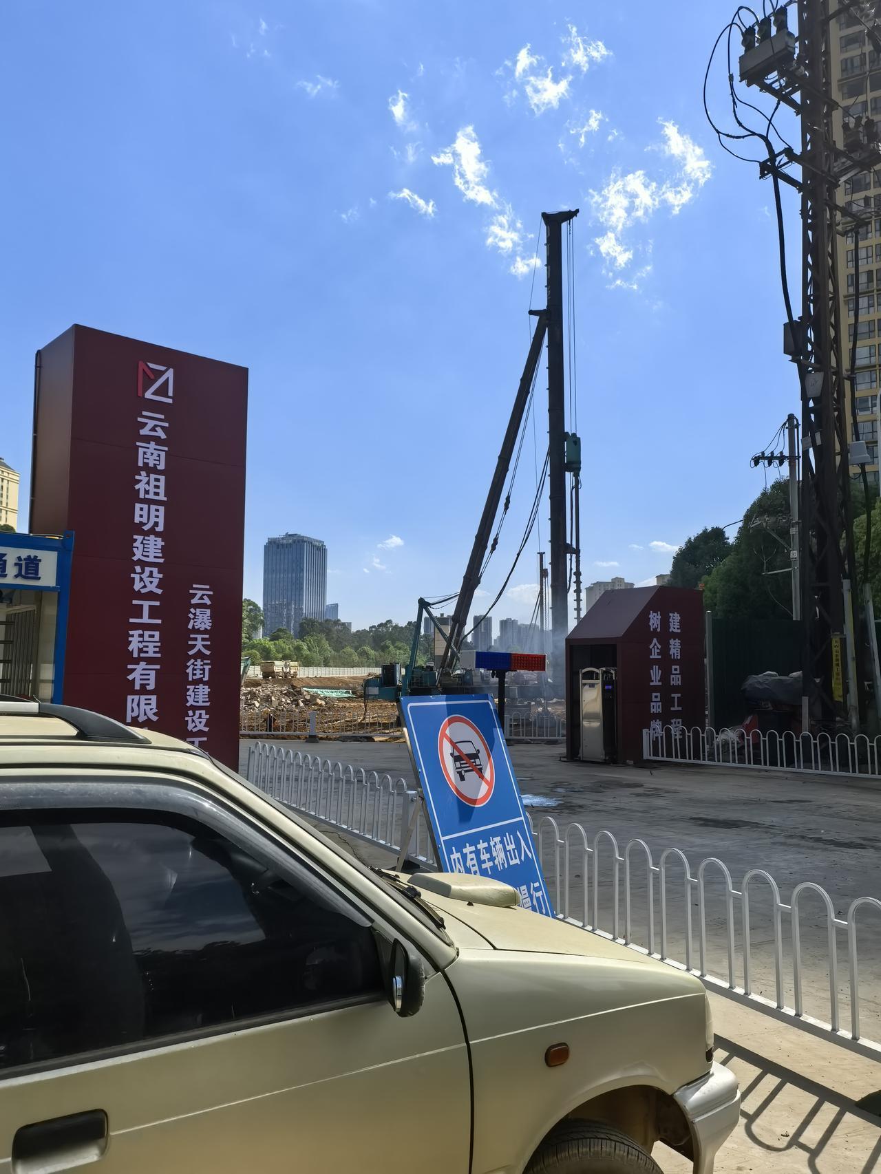 昆明瀑布公园旁边的瀑布天街项目正在做地基工程，项目位于昆澜街与盘江北路交叉口位置