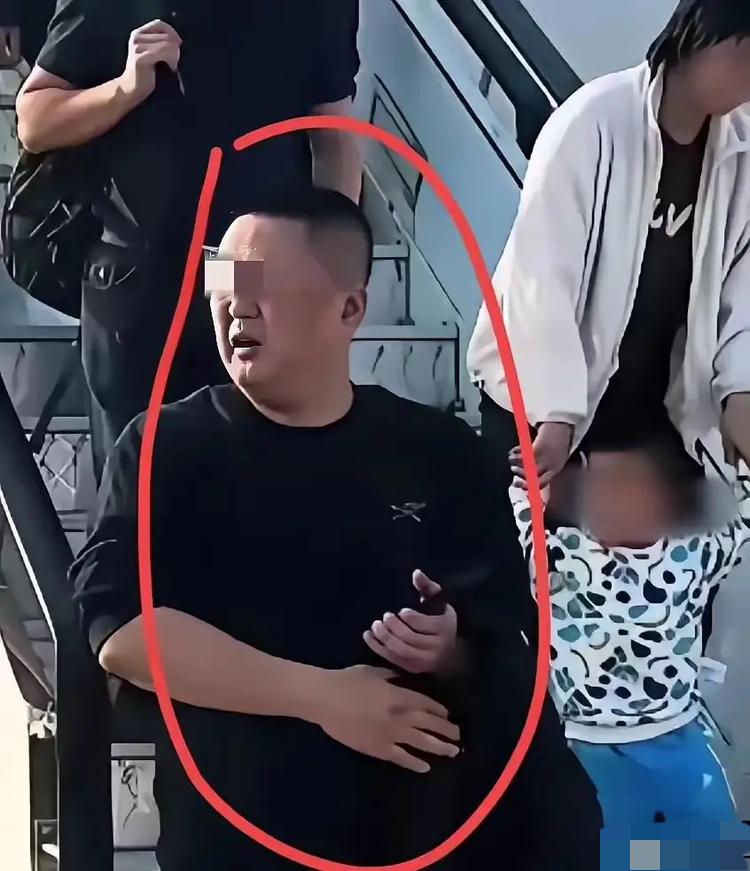 瞅着就不像好说话的主儿！网上疯传东航航班上逼空姐下跪的欧某某，竟是个瞧着挺平常的