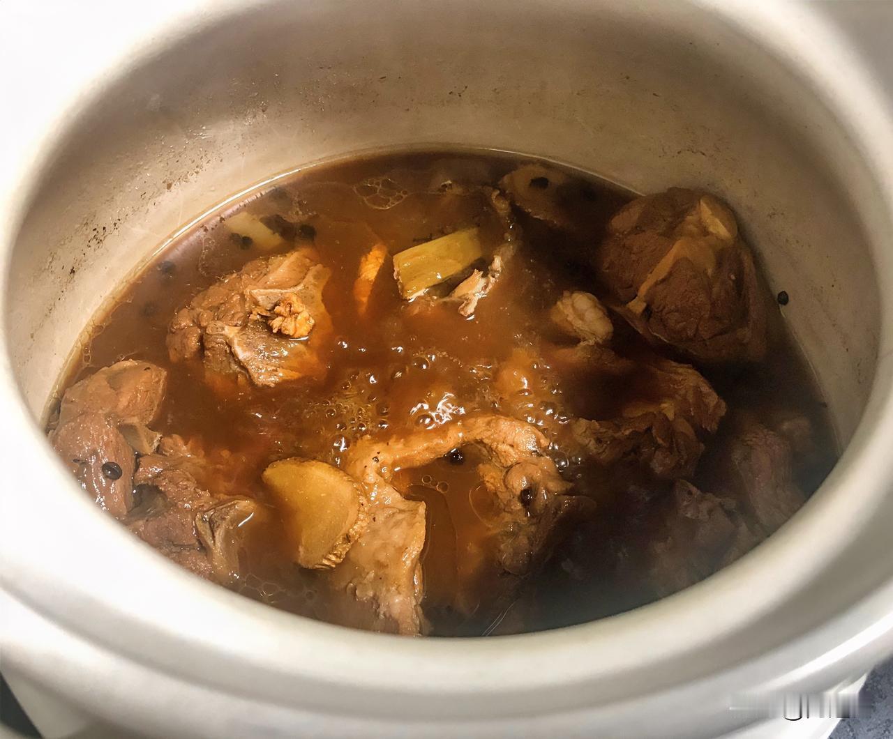 霍，真新鲜！啥条件的家庭，厨房里装空调啊？

夏天厨房如蒸笼，谁做饭谁知道！
