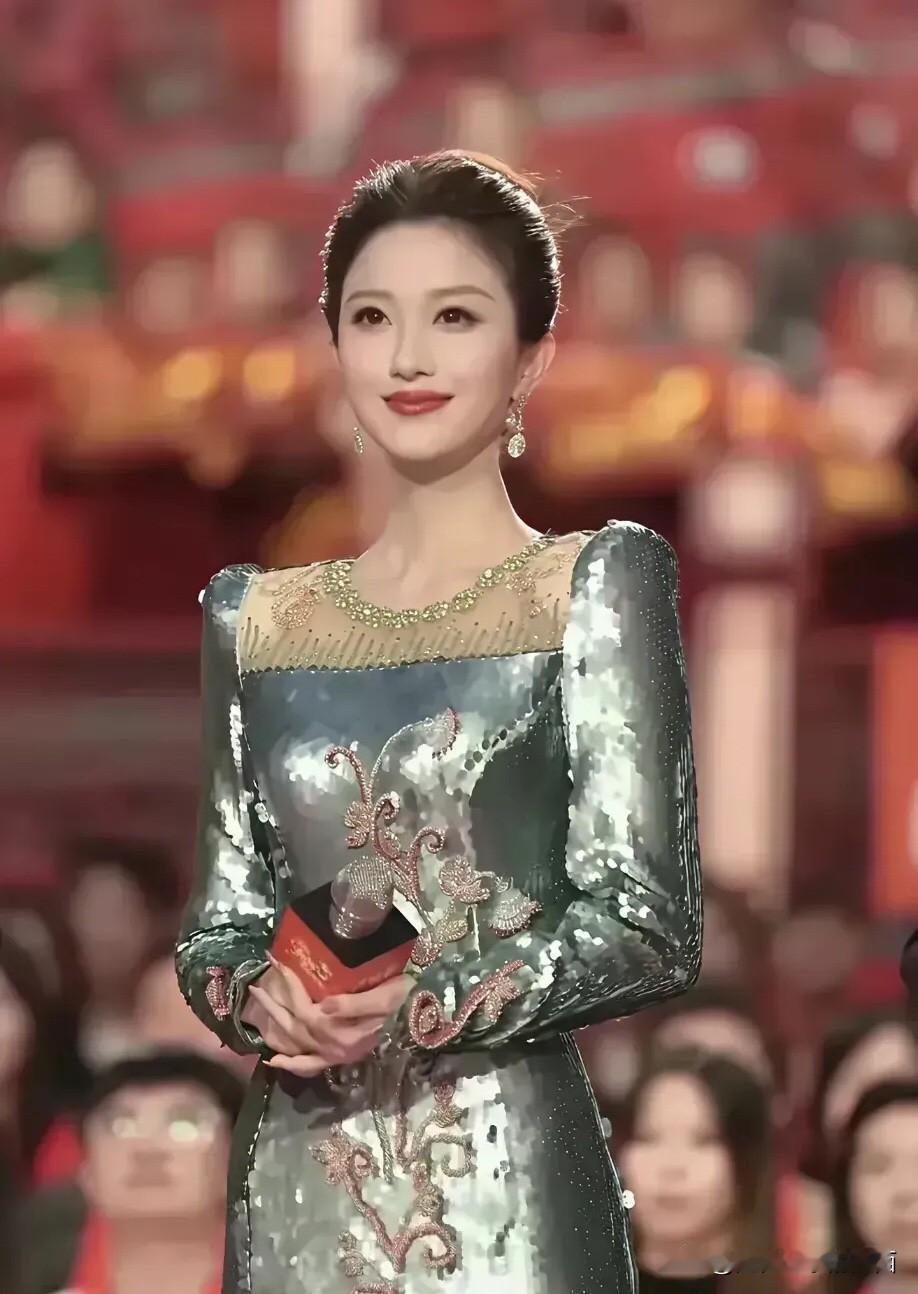 这位主持人是董卿之后，最漂亮的一位，气质不输刘芳菲。纯天然的美，看着很自然，温婉