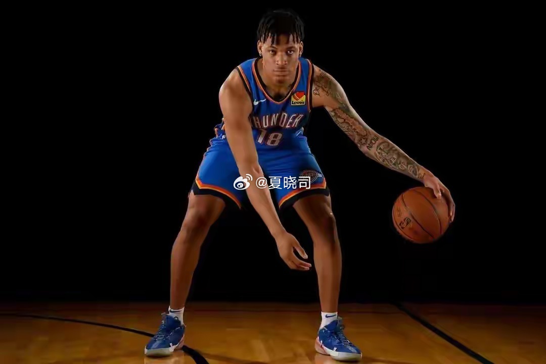 俱乐部球队加班加点，山东男篮新外援约翰逊已经抵达香港，然后转机抵达济南，通过体检