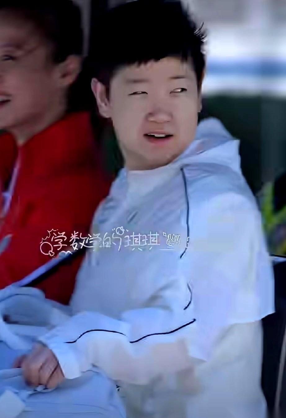 莎莎这脸蛋儿，绝壁是放假吃好喝好、偷偷长肉肉了！
真的，看到她坐在去训练馆的摆渡