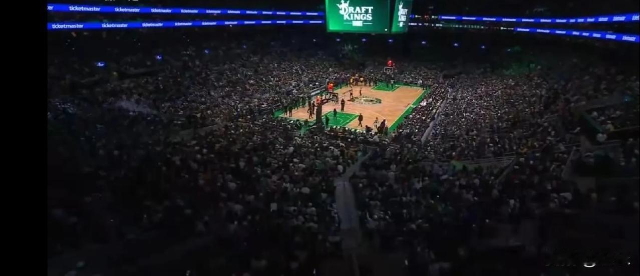 谁说美国经济不行了，一场普通的NBA常规赛，最高票价16.7万元，近2万人的场馆